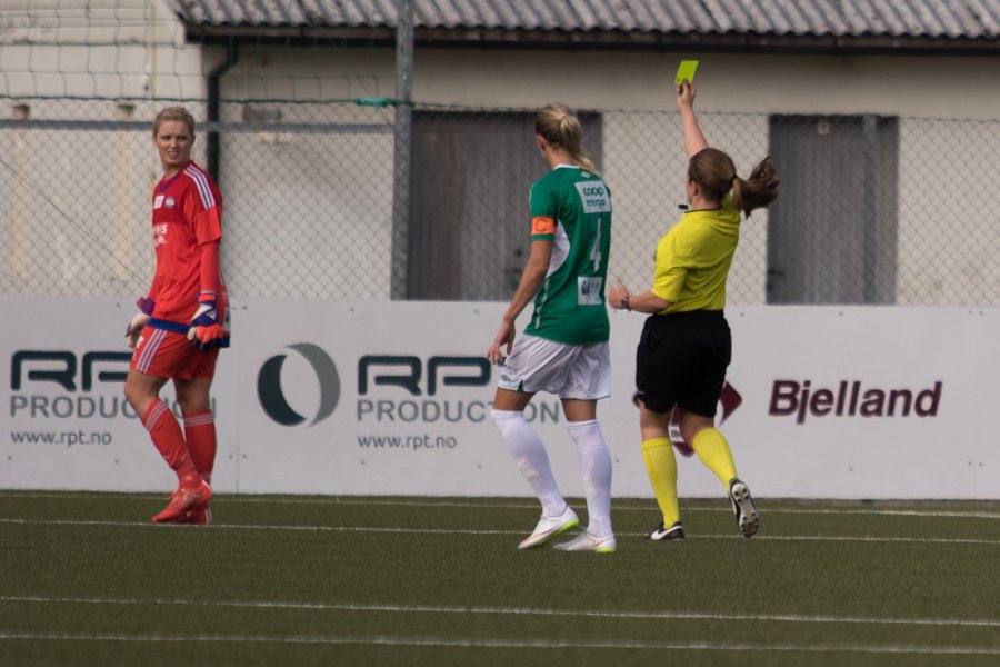 Vålerengas keeper Guro Pettersen fikk gult kort etter en takling omtrent på 16-meterstreken. Foto: Grydis.no