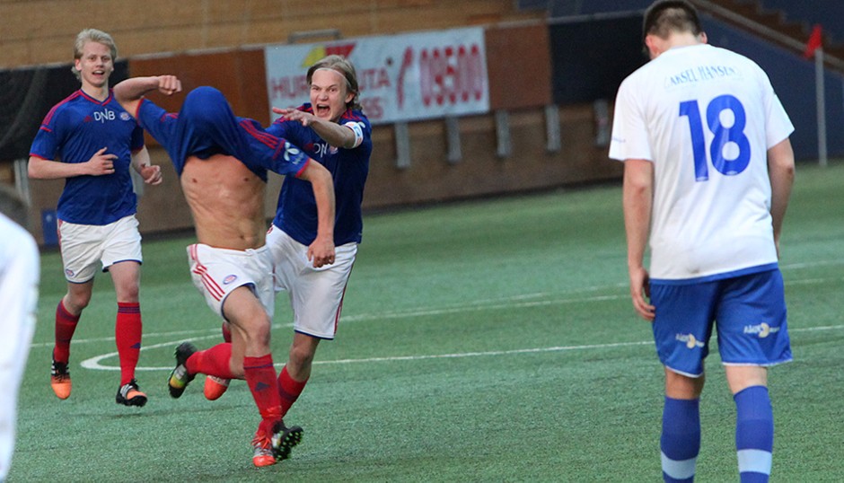 Så glad ble Rino Falk Larsen da han sendte Vålerenga opp i en 3-2-ledelse mot FK Senja tidligere i år. Foto: vif-fotball.no