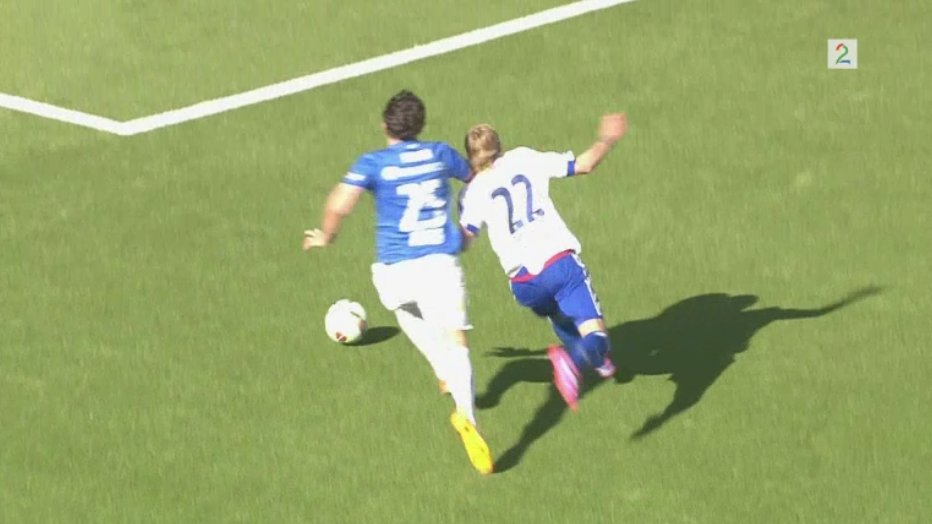 Vegard Forren mot Elias Mar Omarsson. Foto: Skjermdump tv2.no.