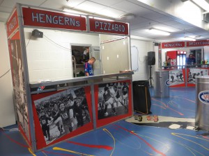 Pizzaen kom fra Domino's som leverer fersk pizza flere ganger i løpet av kampen. Foto: FrankO/Aperopet.no