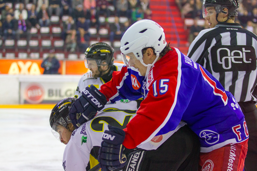 Fredrik Csisar og resten av Vålerenga Hockey må stikke fingern i jorda. Å snakke om gull blir feil, ifølge Shampo. Foto: Grydis.no