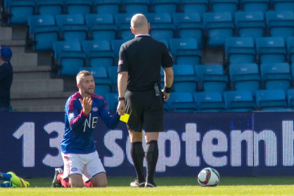 Kjetil Wæhlers bønn får ingen sympati av dommer Hafsås mot Molde. Foto: Grydis.no. 