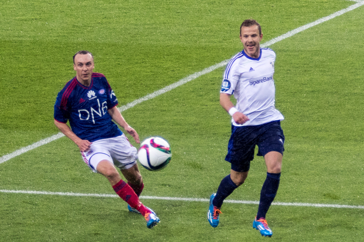 Nicolay Næss og Stabæk gikk seirende ut av toppkampen mot Alex Mathiesen og Vålerenga. Foto: Grydis.no