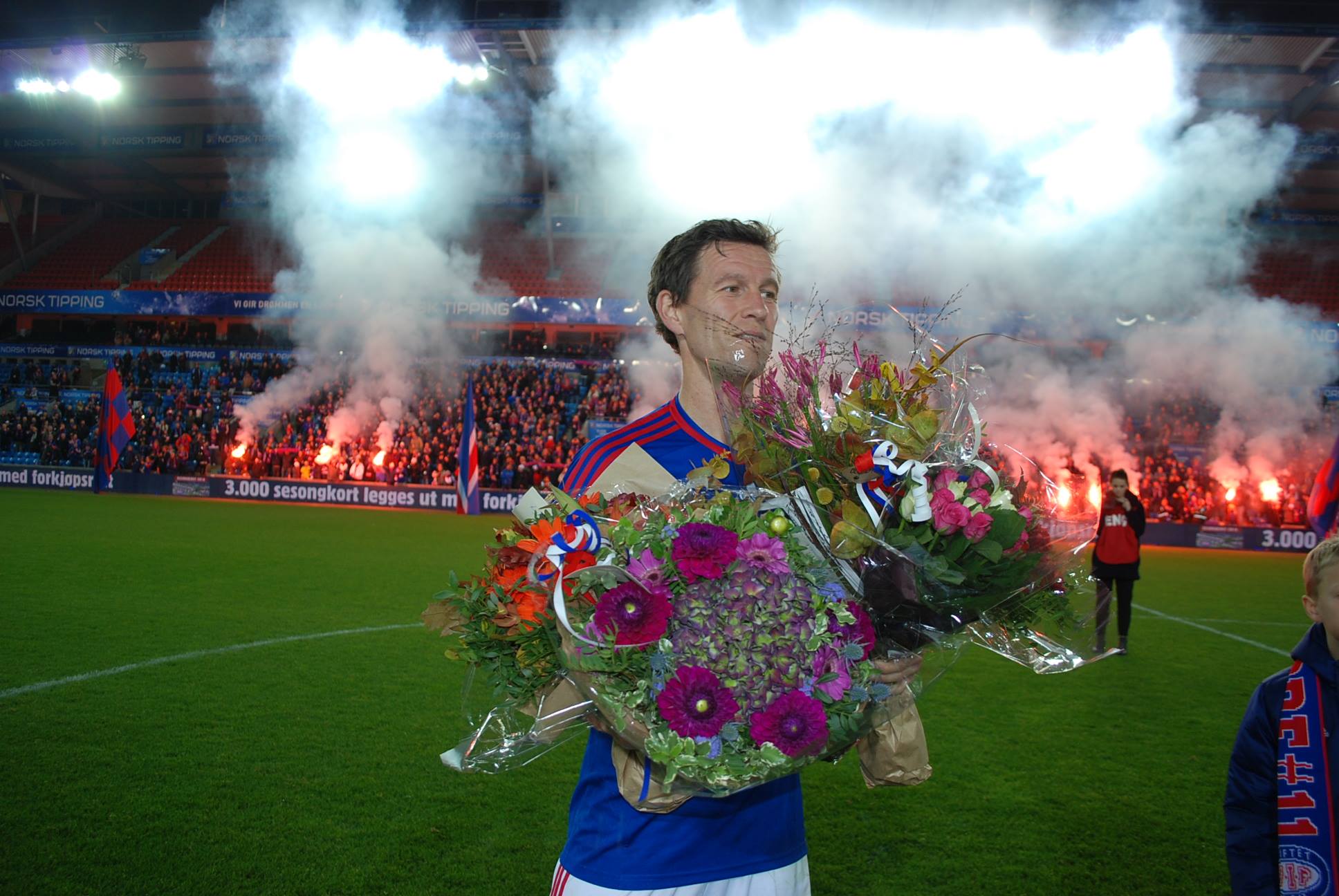 Morten Berre ble hyllet etter sin siste hjemmekamp som Vålerenga-spiller etter kampen mot Odd. Foto: Jarle Teigøy. 