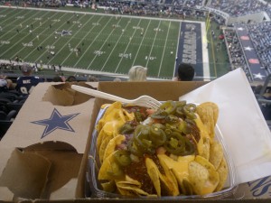 Noe annet enn en kald pølse i lumpe. På Cowboys Stadium i Arlington, Texas. Foto: FrankO