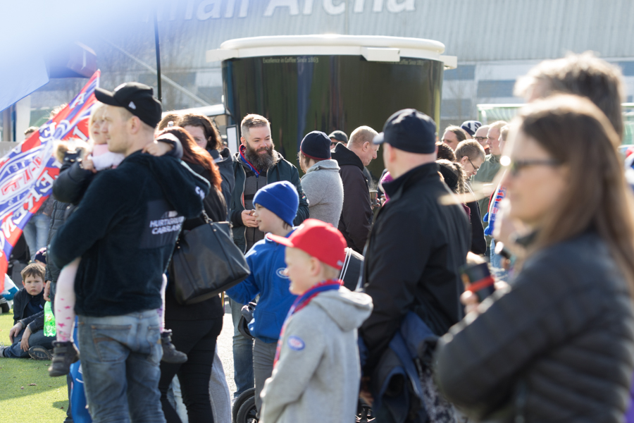 Mange folk i alle aldre viser støtte til klubben på trening før Vålerenga-Tromsø. Foto: Grydis.no