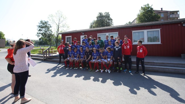 Gutta brukte første sommerdag effektivt. Foto: vif-fotball.no