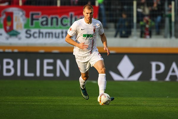 Ragnar Klavan i aksjon for FC Augsburg. Foto: www.fcaugsburg.de/