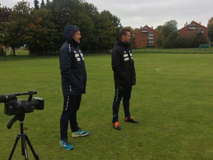Ronny Deila ledet mandag 10. oktober 2016 sin første Vålerenga-trening på feltet. Foto: Vålerenga Fotball.