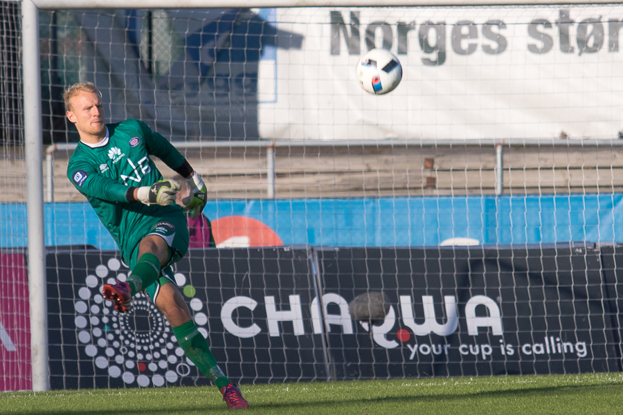 Aslak Falch måtte hente tre baller ut av nettet i Florø i går. Foto: Grydis.no